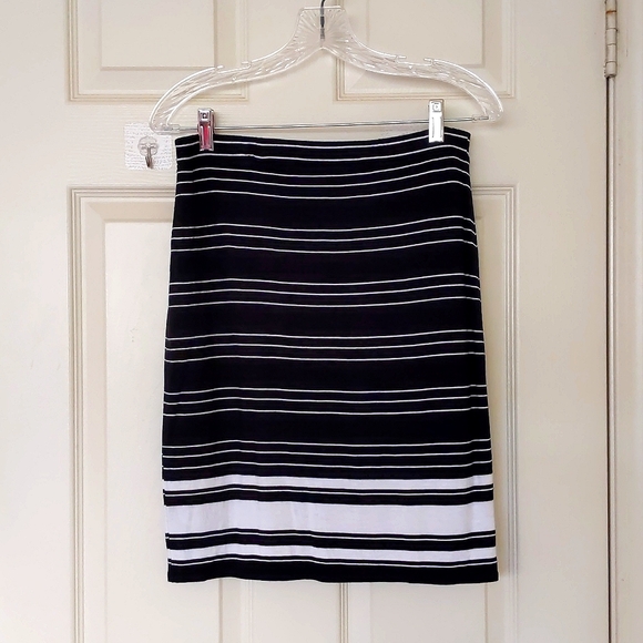 NWOT. Max Studio Rayon and Spandex Pencil Skirt with lining and stripes. - Picture 4 of 5